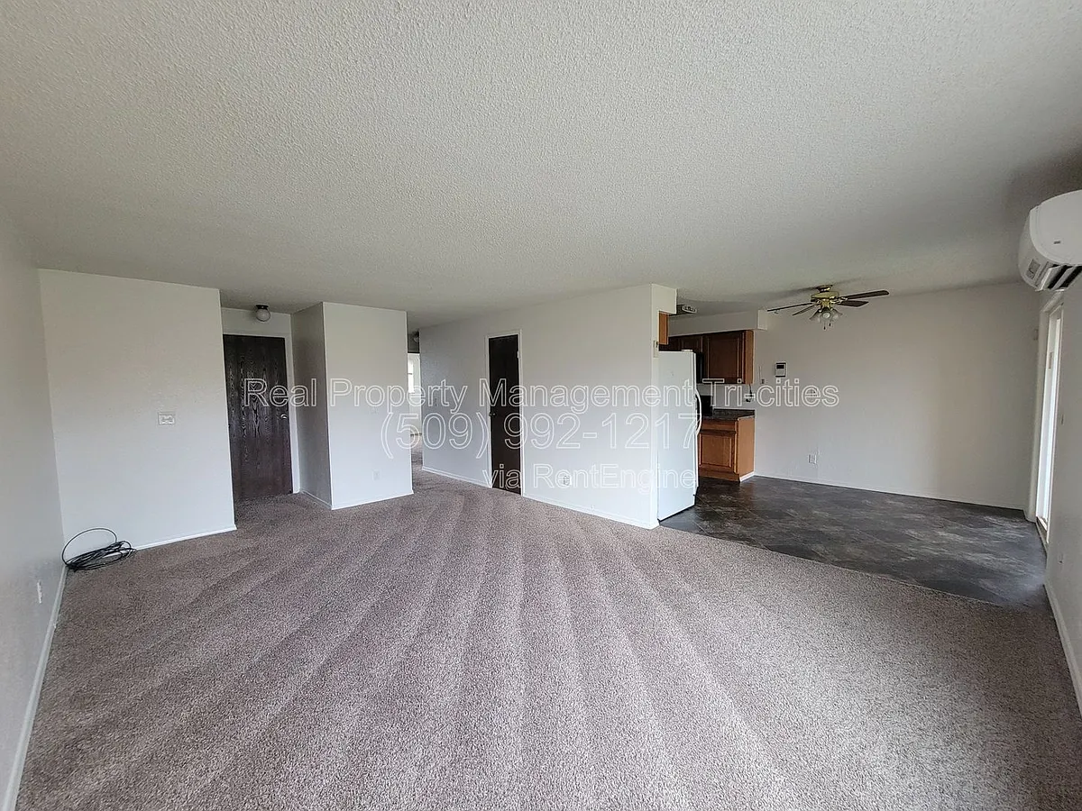 Building Photo - 3121 W Hood Ave #G106