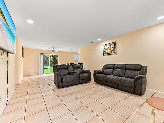 2nd image of 2441 SE University Terrace
