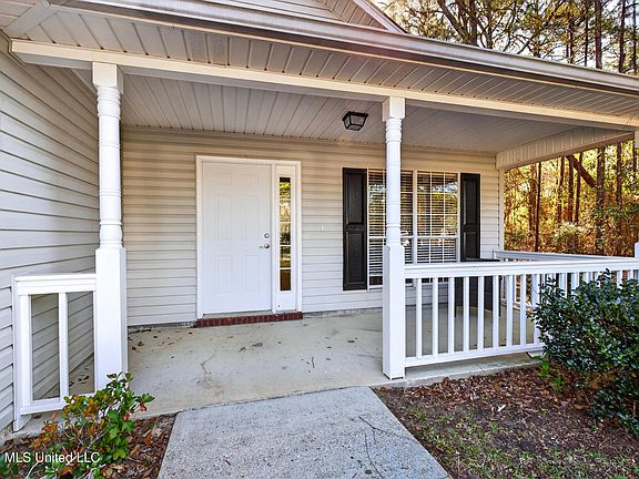 4th image of 2000 Deer St