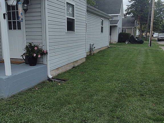 3rd image of 858 E Washington St