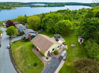 112 Hopson St, Lunenburg, NS B0J 2C0