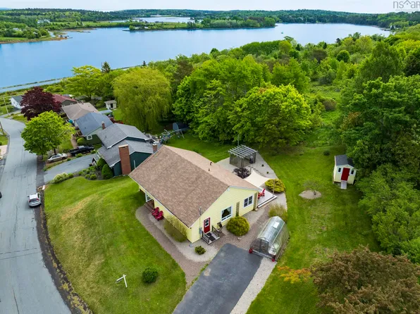 112 Hopson St, Lunenburg, NS B0J 2C0