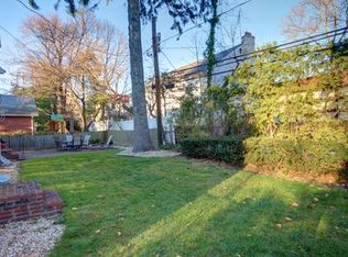 5 Parkside Dr, Great Neck, NY 11021