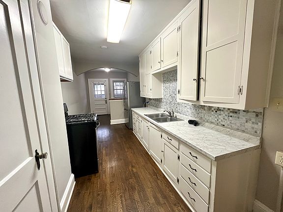 3rd image of 407 W 3rd Ave