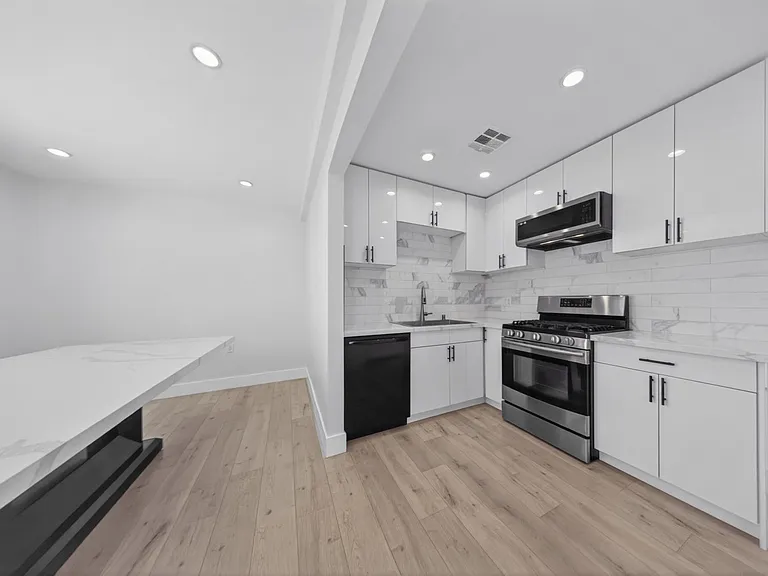 11840 Arminta St — Photo 20