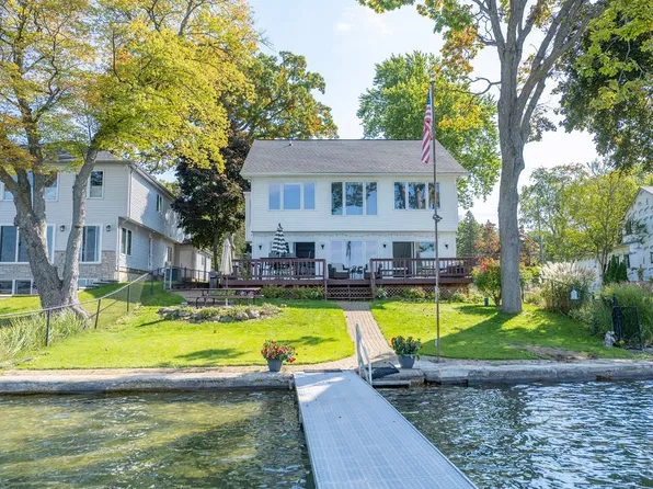 7680 Barnsbury Dr, West Bloomfield, MI 48324