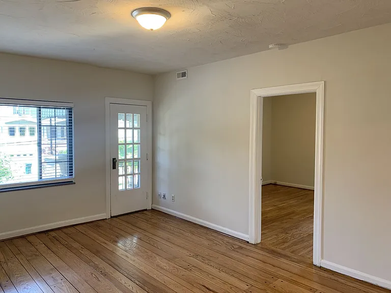 2919 Victoria Avenue — Photo 6