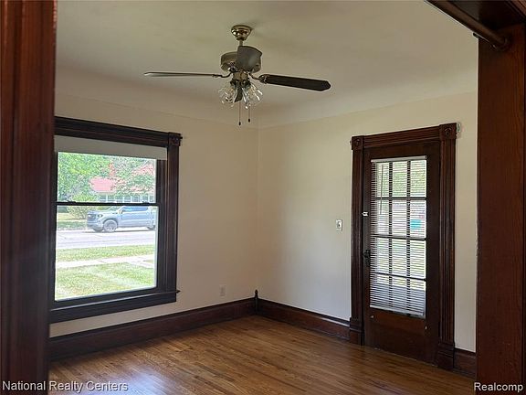 4th image of 825 W Main St