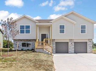 10291 Lucca Ln, Peculiar, MO 64078