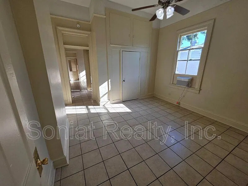 Mid City — Photo 4