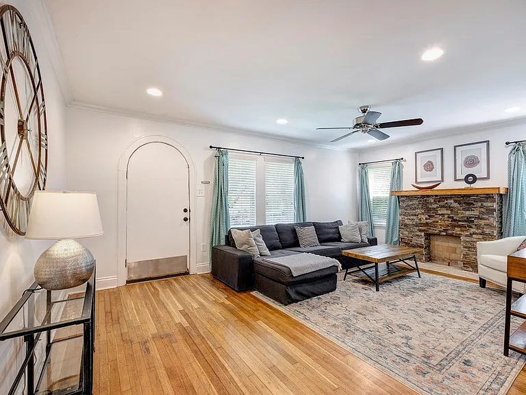 1811 Marshall St — Photo 3