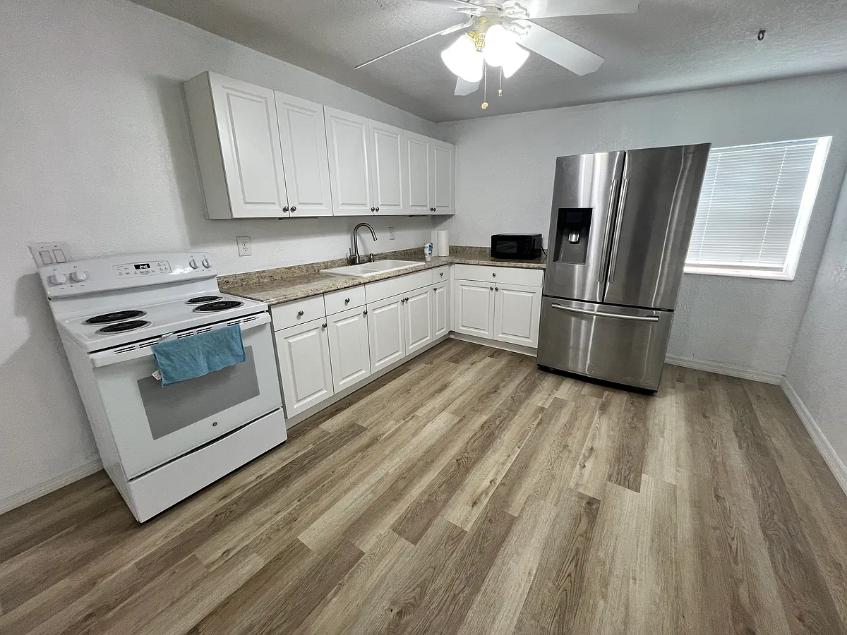 Building Photo - 1835 Lynncrest Rd #2