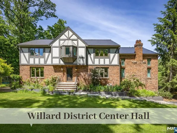 24 Red Rock Ct, Ridgewood, NJ 07450