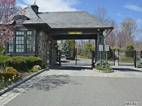 4th image of Earle Dr