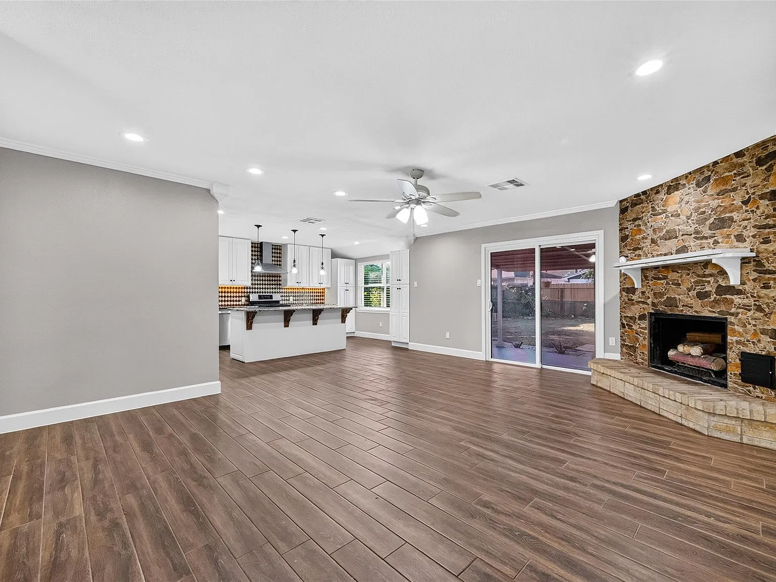 3 bed, 2.0 bath, 1668 sqft, $2,300 — Photo 3