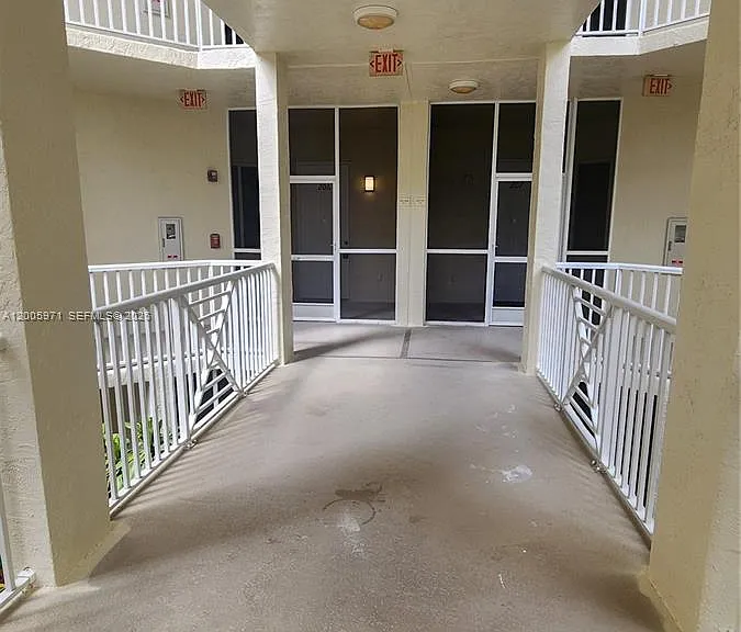 3600 Oaks Clubhouse Dr #206 — Photo 1