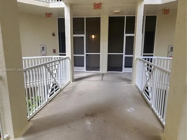 3600 Oaks Clubhouse Dr APT 206, Pompano Beach, FL 33069