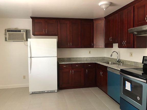 3rd image of 670 Begonia Way APT 3
