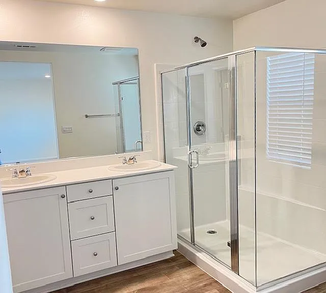 Master bathroom 1