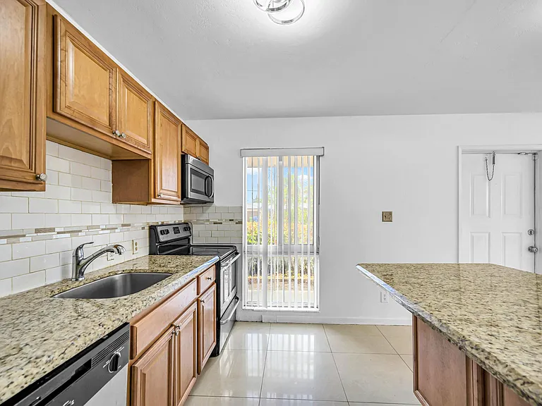 2107 NE 15th Ave — Photo 11