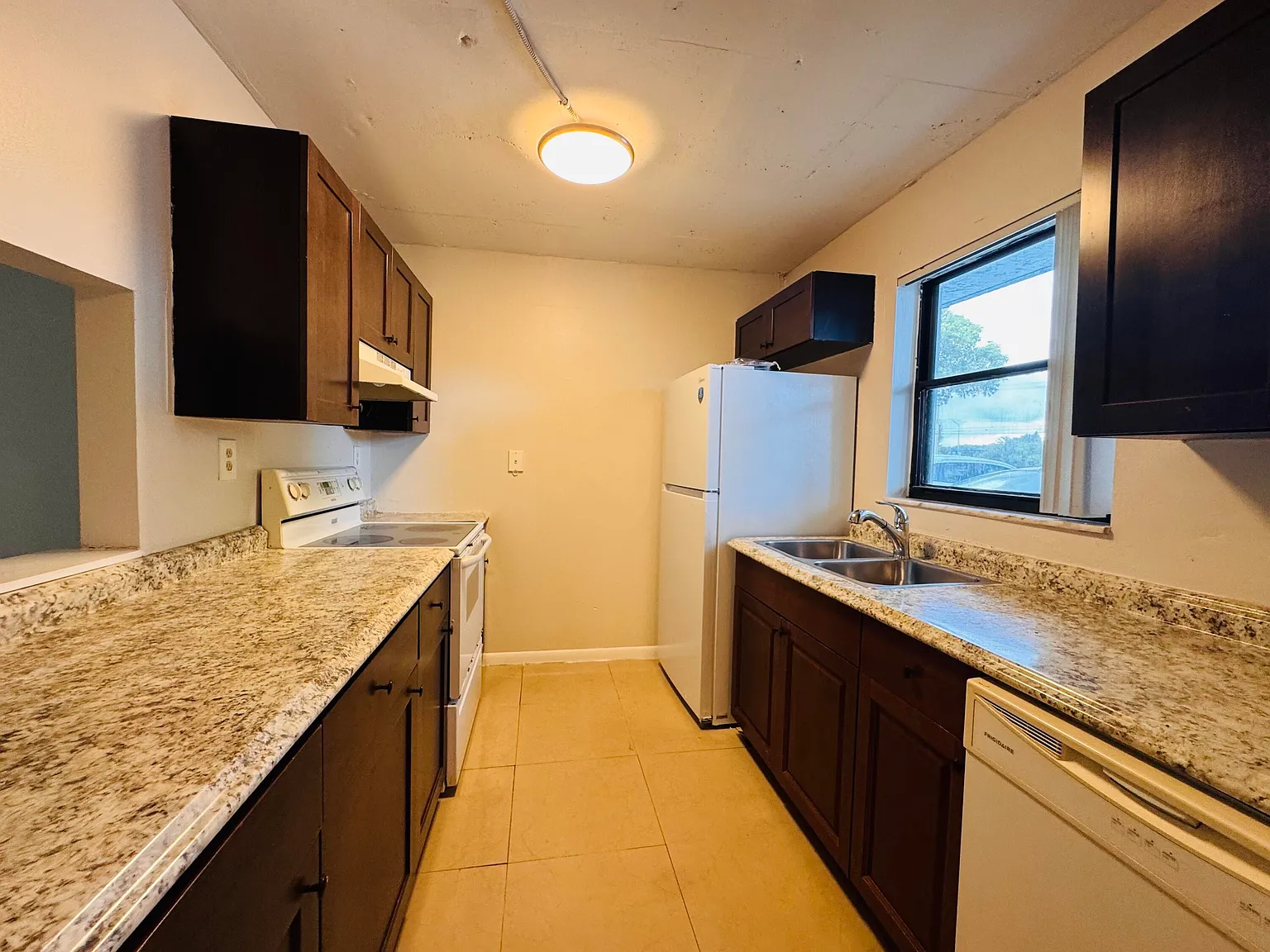 1 bed, 1.0 bath, 775 sqft, $1,550 — Photo 2
