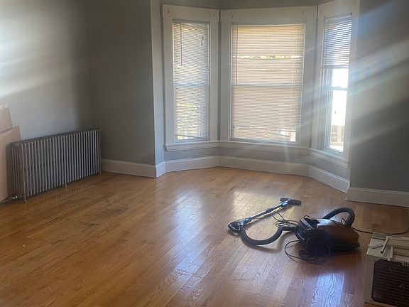 Lots of sunlight in Livingroom