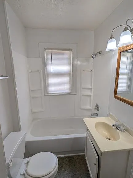 1435 W 32nd St — Photo 3
