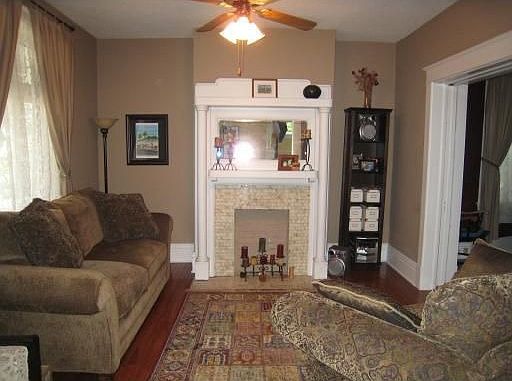 Livingroom with Decorative Fireplace