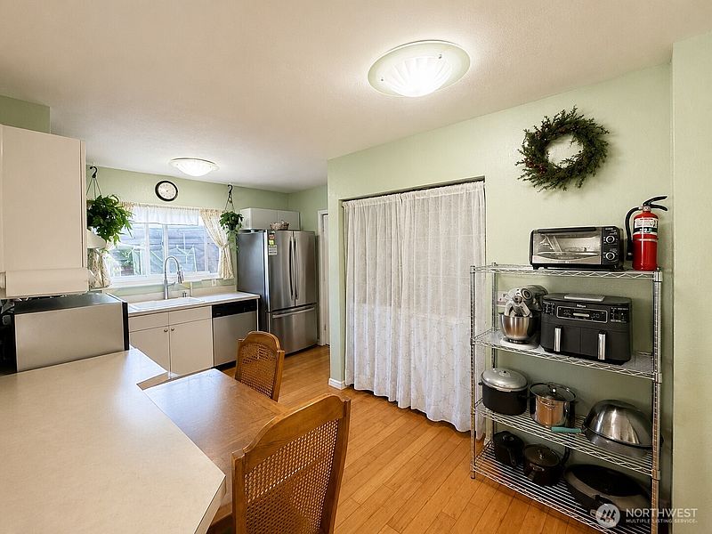 4th image of 902 Harding Road