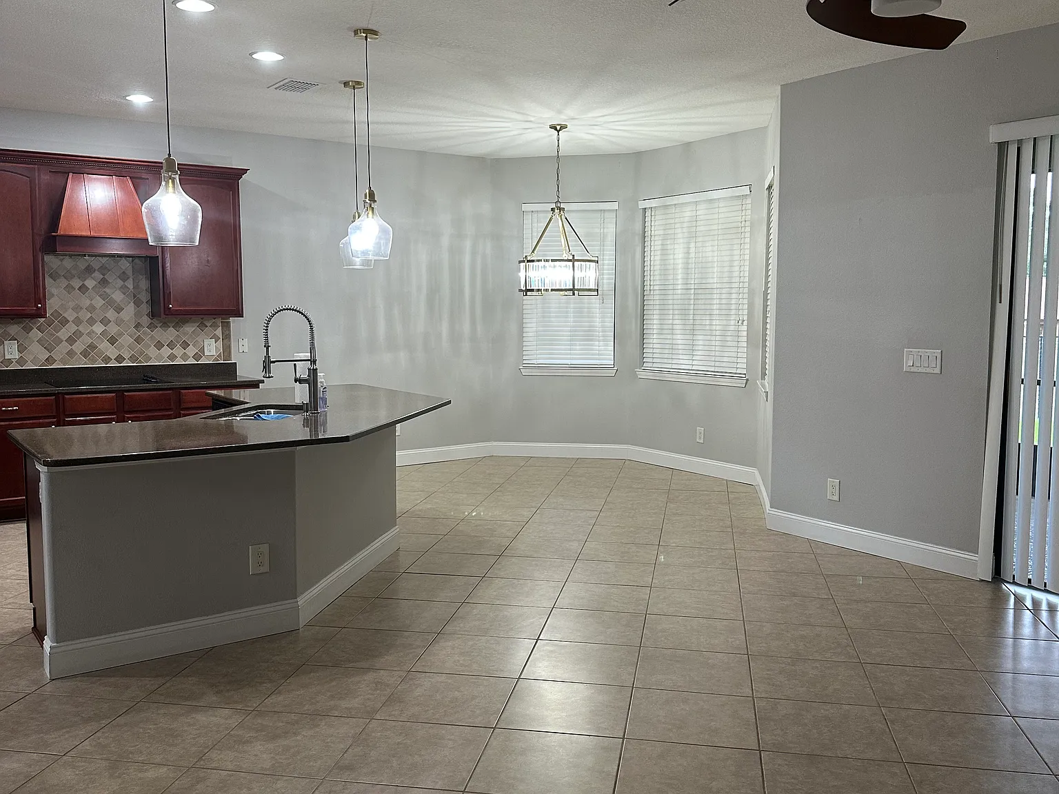 5 bed, 3.5 bath, 3634 sqft, $3,600 — Photo 4