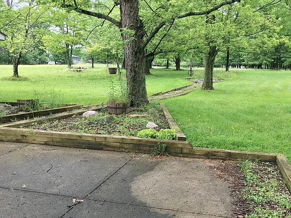 4th image of 701 East Dr