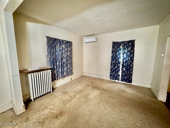 4th image of 218 E Oak St
