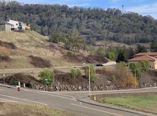 2449 NW Troost St #4, Roseburg, OR 97471