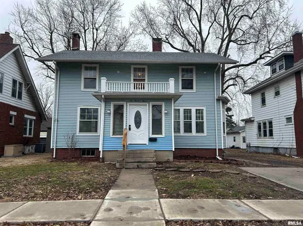 1015 W Main Cross St, Taylorville, IL 62568