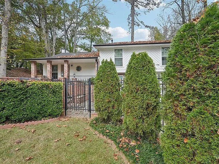 1015 Terramont Dr — Photo 5