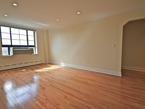 4th image of 61 Brattle St #302