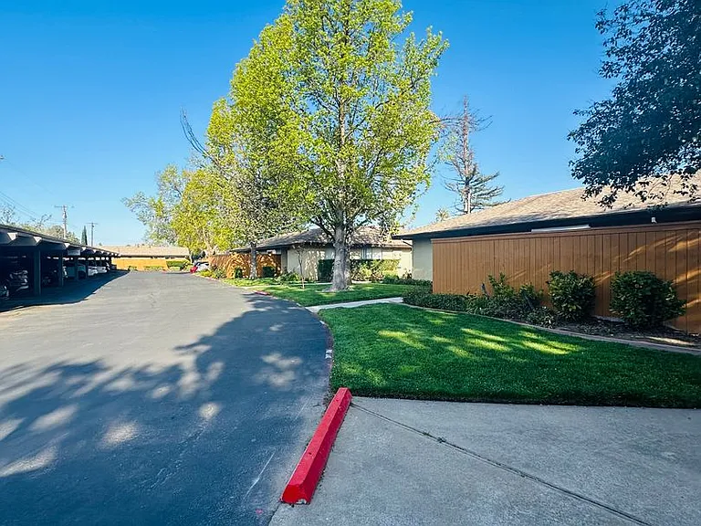 3829 Whitney Ave — Photo 7