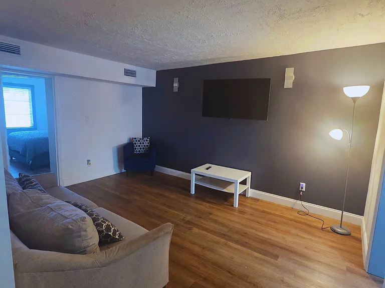 Cozy lounge space with Smart TV, Netflix and comfortable seating.