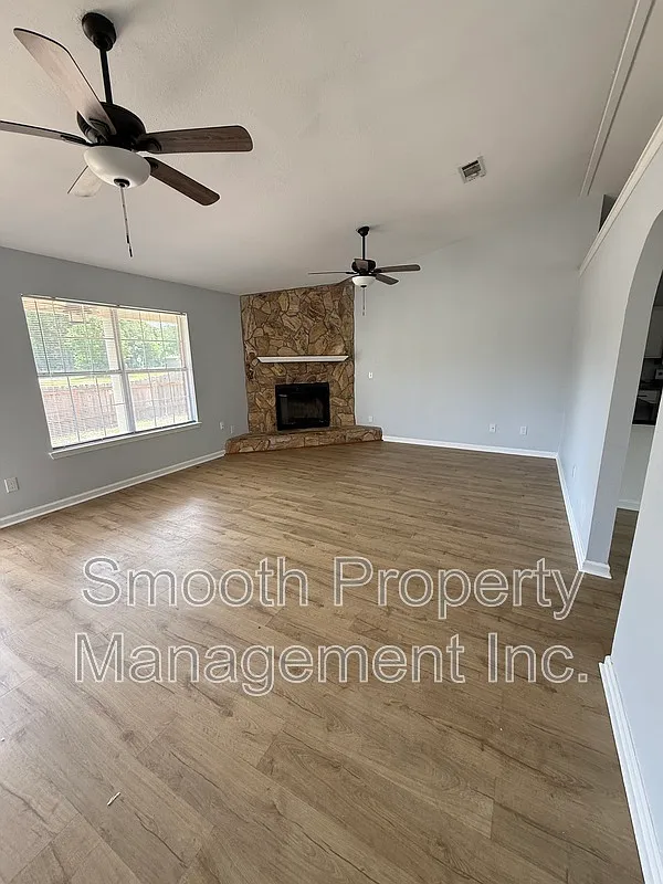 4 bed, 2.0 bath, 2500 sqft, $2,200 — Photo 1
