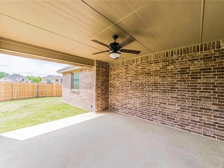 305 Jasmine Ct — Photo 15