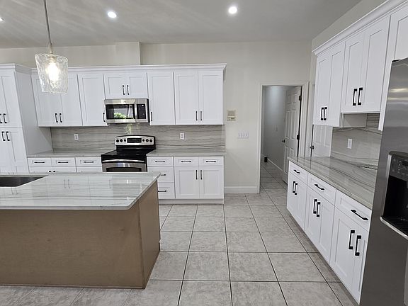 3rd image of 4611 Cloverlawn Dr
