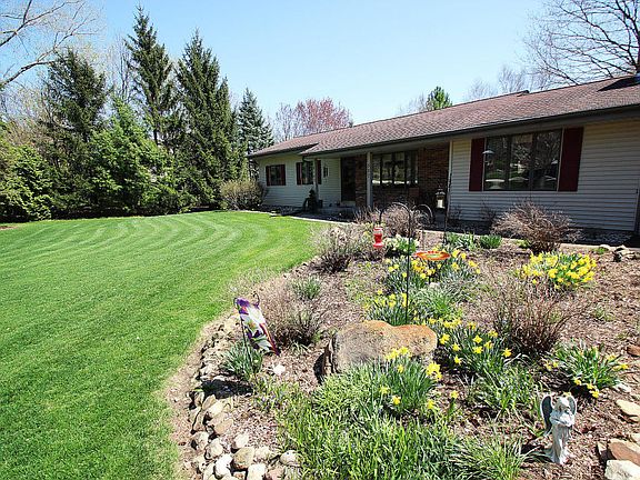 2nd image of 567 Hawthorn Ln