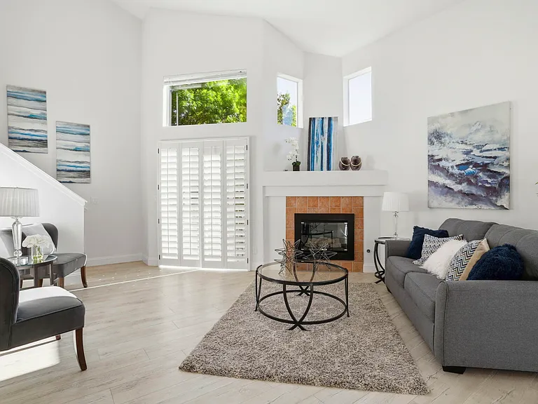 558 Manhattan Pl — Photo 12