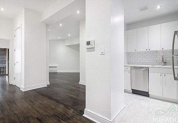 4th image of 10 E 13th St APT 4F