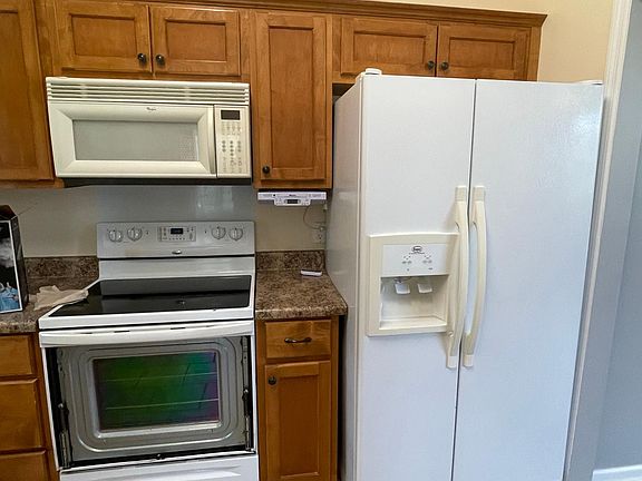 Big kitchen with lots of cabinets