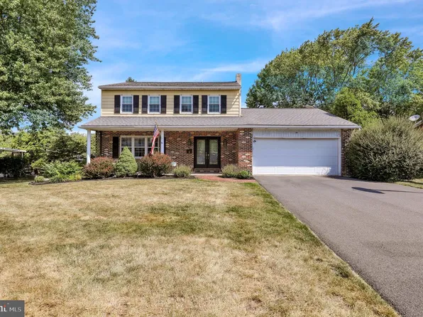 2 Willowwood Ct, Douglassville, PA 19518