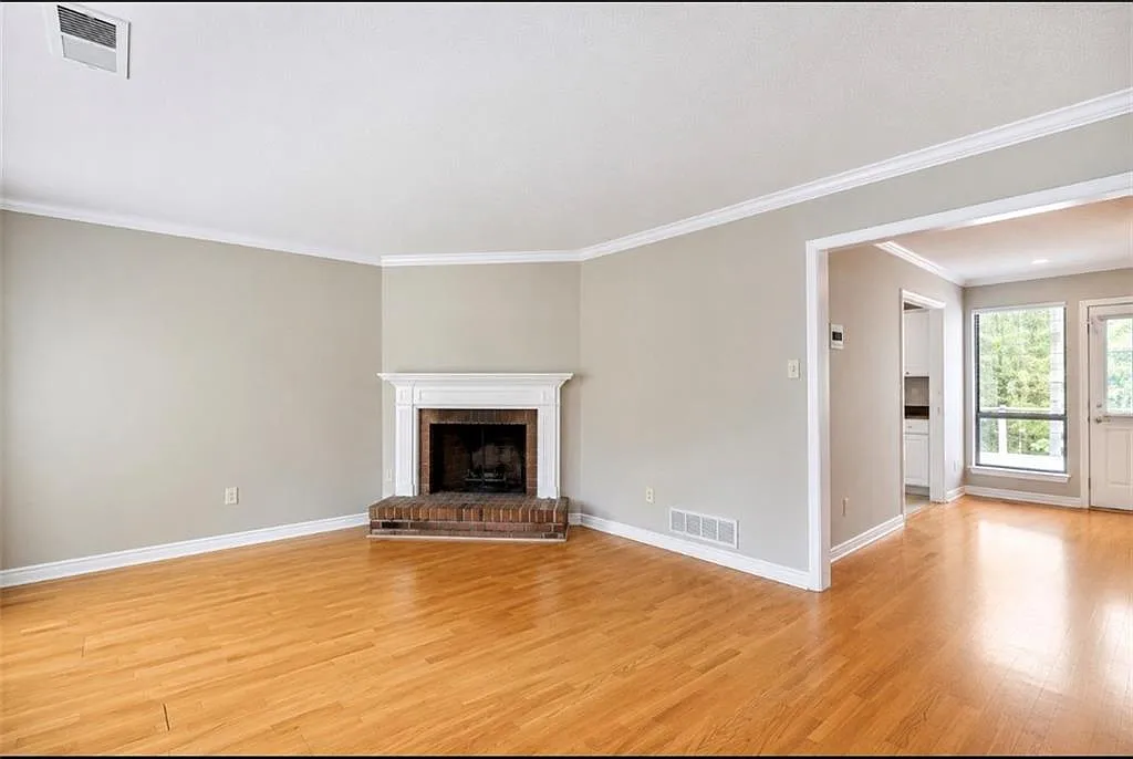 2 bed, 2.5 bath, 1242 sqft, $2,000 — Photo 2