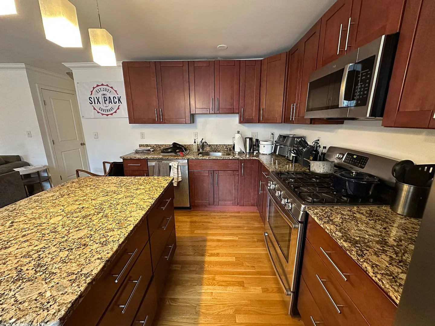 3 Bed/2 Bath Duplex - Central A/C - In-Unit Laundry - 3 Parking Spaces — Photo 3