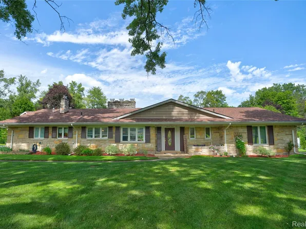 1360 Kra Nur Dr, Burton, MI 48509