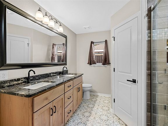 4th image of 850 Honeysuckle Dr